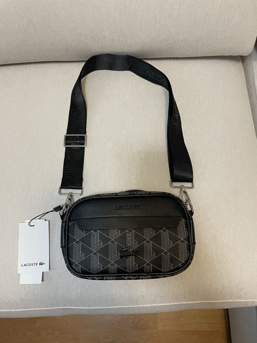 Bolsa tiracolo Lacoste preta com padrão monograma