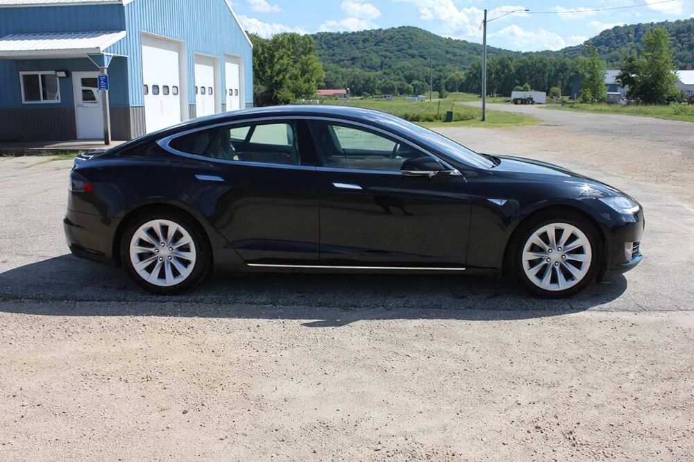 Tesla Model S P85D      2016