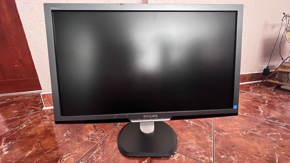 Монітор Philips е 27-дюймовий Full HD монітор з типовою частотою 60 Hz