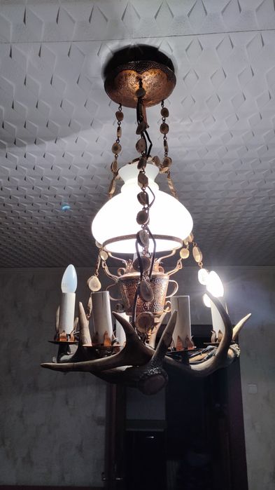 Żyrandol z poroża jelenia. Piękny zabytek