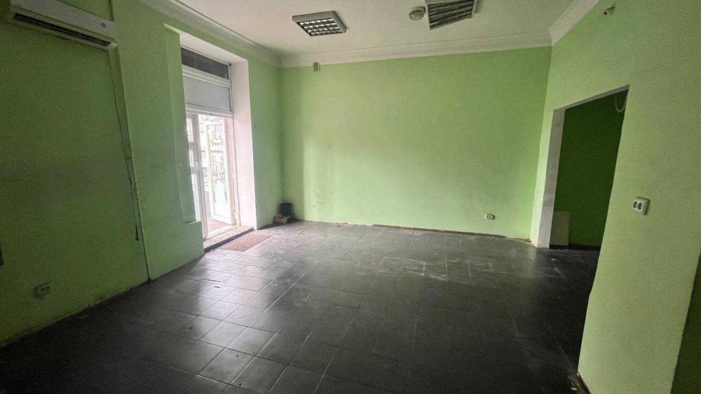 Здається в оренду приміщення на Червоній лінії біля зупинки!