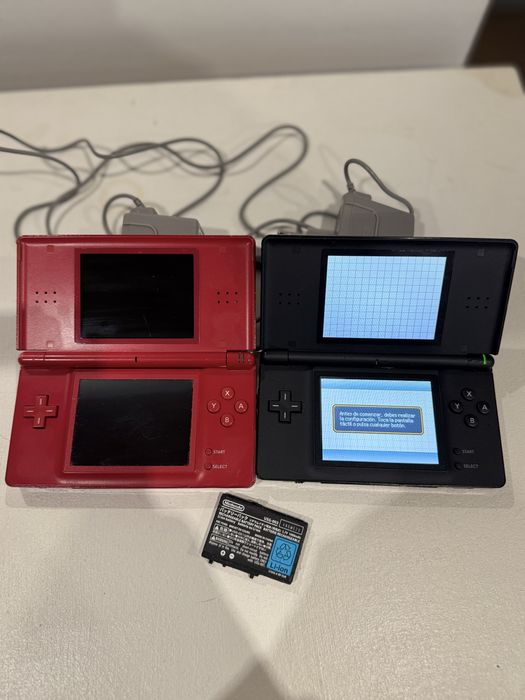 Nintendo ds vermelha e preta