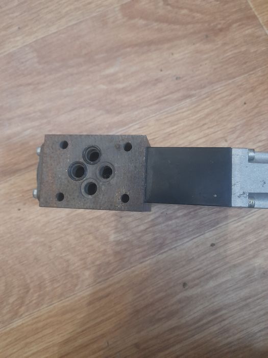 Гідророзподільник         BoscH  0810090106 новий