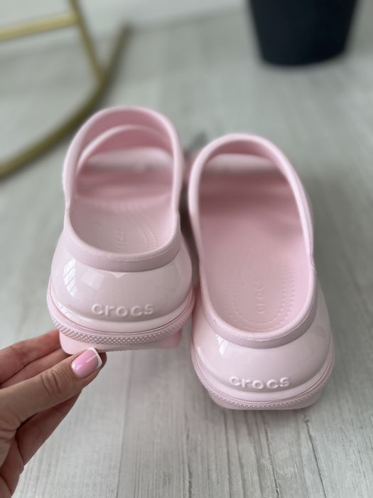 Жіночі шльопанці Crocs Mega Crush Triple Strap W10