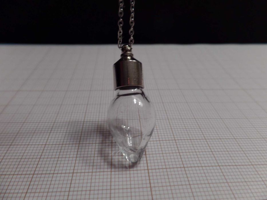 Colar com frasco em vidro formato de Lágrima (V63)