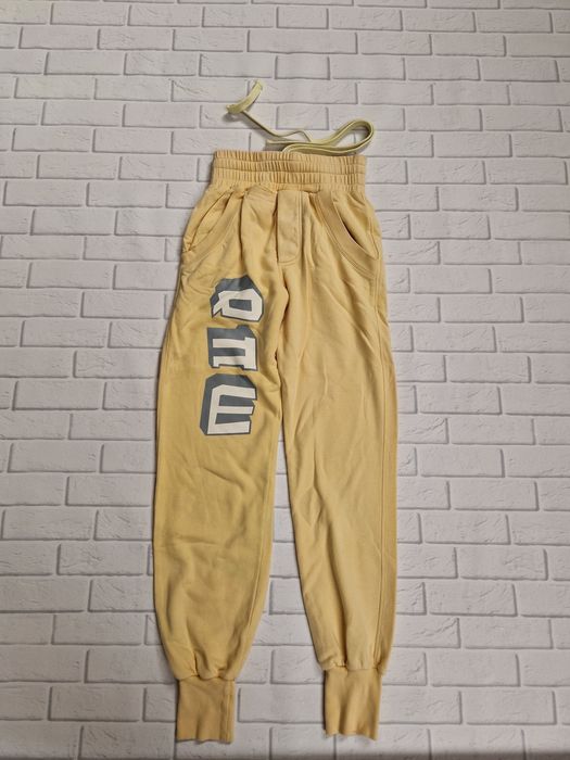 Robert Kupisz spodnie dresy logo