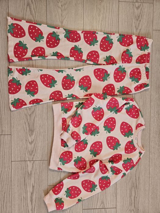 Komplet r. 134 bluza + spodnie dzwony w truskawki
