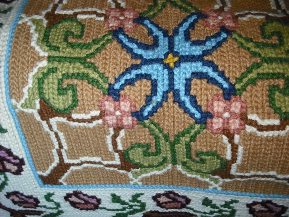 2 lindas carpetes em ponto arraiolos feitas por mim