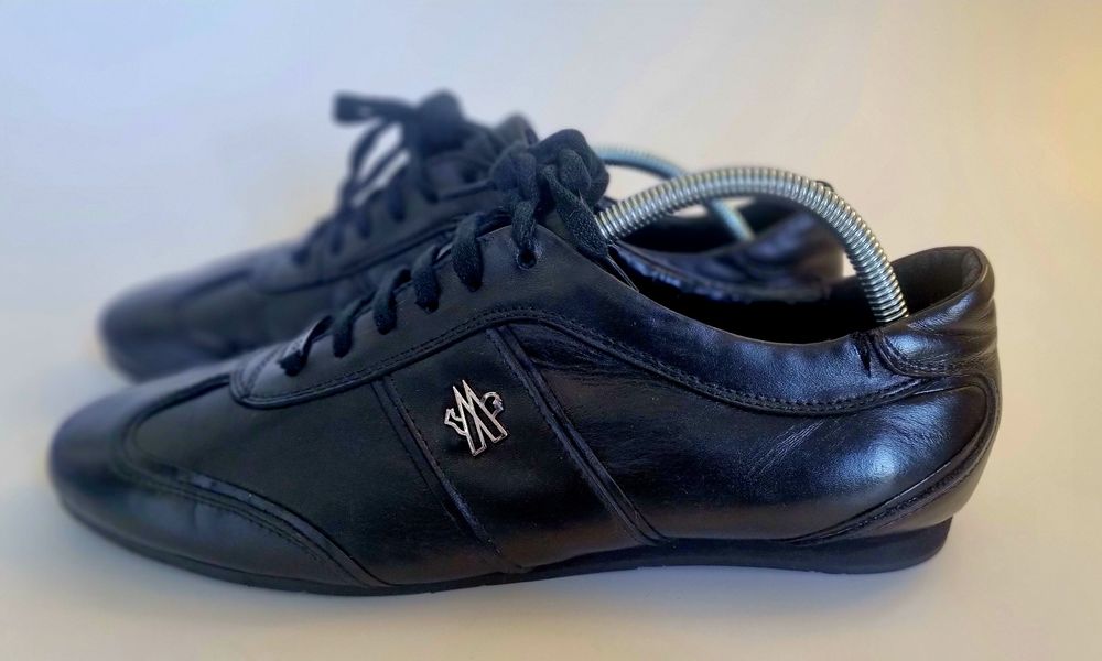 Sapatos pretos Moncler