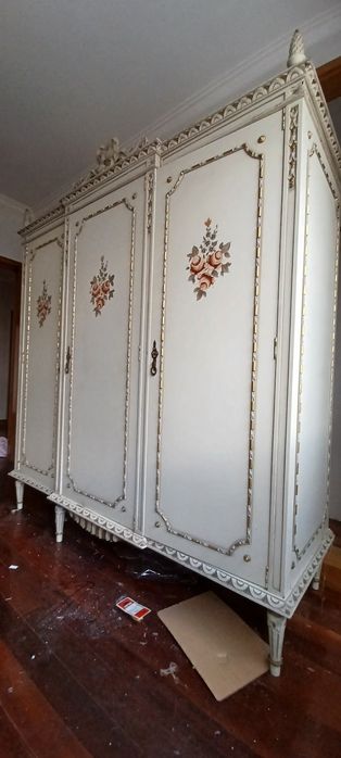 Armários de madeira maciça lacada.