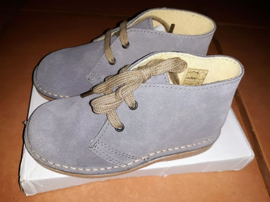 Sapatos em pele unisexo n. 26
Cinzentos n. 26 NOVOS