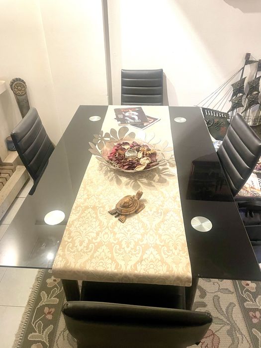 MESA DE JANTAR + 2 caseira pele