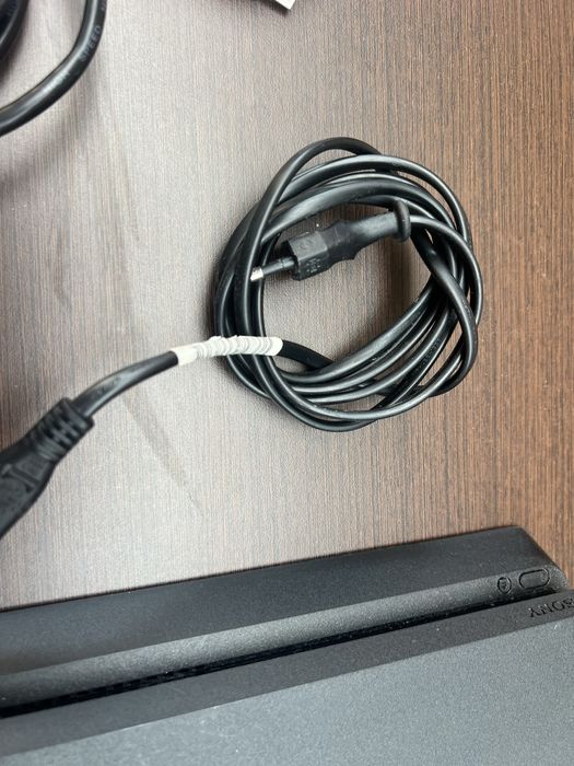 PS4 Original + 2 Comandos – Excelente Estado / Praticamente Nova