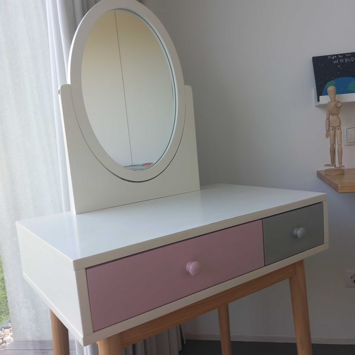 Dressing table with mirror, drawers, and stool64551785401474121