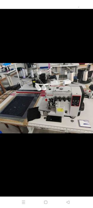 Maquina de costura corte e coze com corte de linha