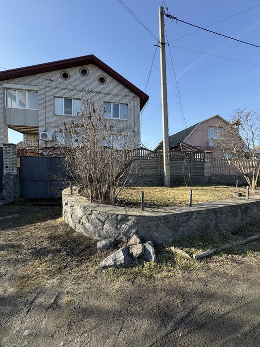Продається  2-поверховий будинок в мікрорайоні Піддубне