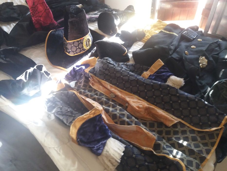 Carnaval roupas peluches relógios colares ténis