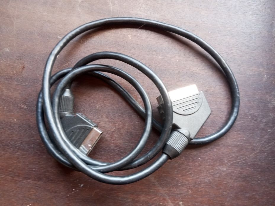 Vendo leitor de VHS com televisão e mais de 100 VHS