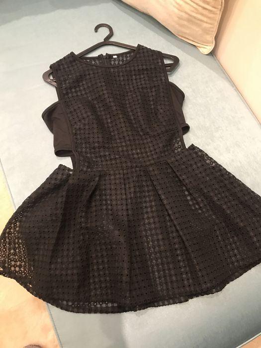 Top preto com roda na zona da cintura