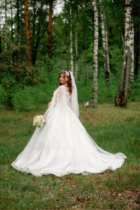 Весільна сукня.