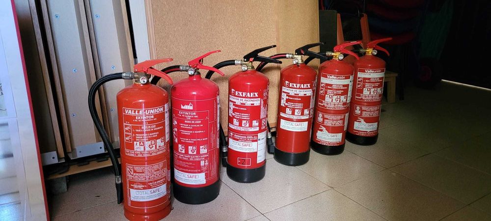 Extintores e suporte de pé para  extintores