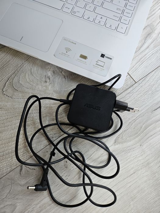 Biały laptop Asus, Intel Core i3, dysk SSD