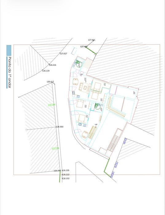 Moradia com projeto de reconstrução 5 apartamentos.