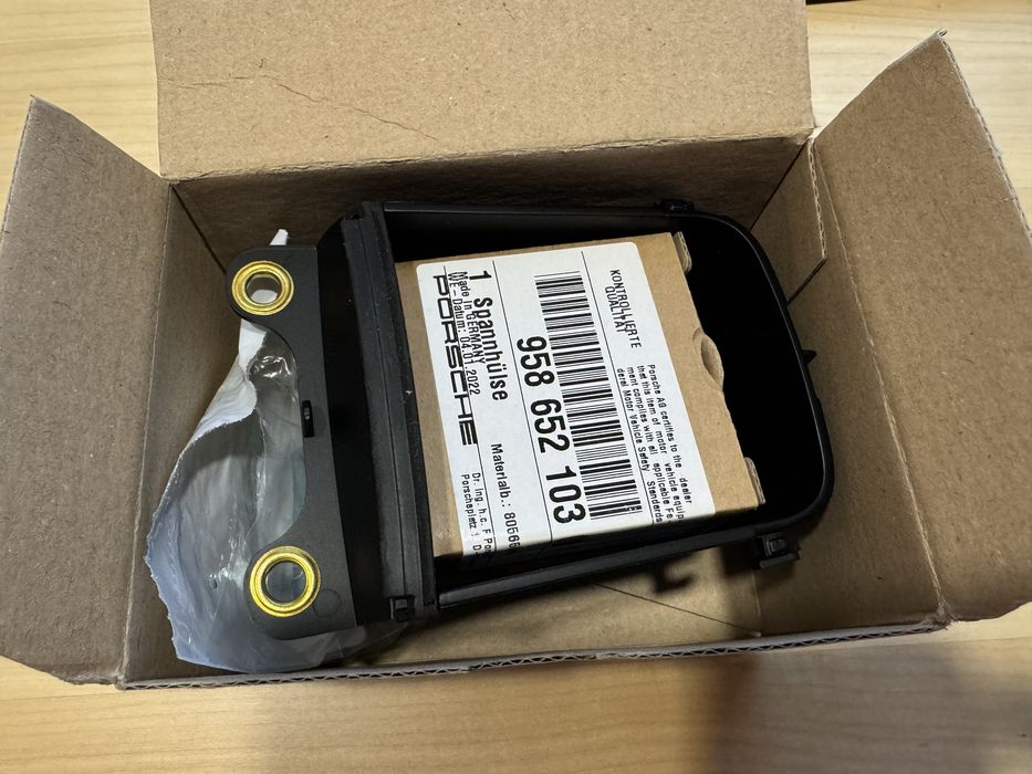 Porsche macan 95b864132a 6N3 отсек зарядки прикуриватель