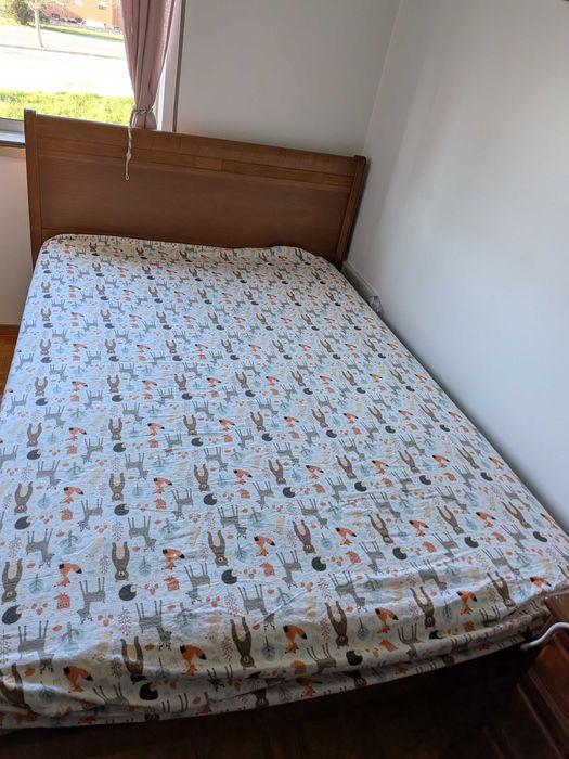 Cama de madeira com colchão - em muito bom estado 140x195 cm
