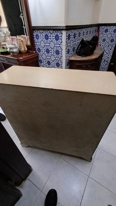 Móvel pintado a óleo