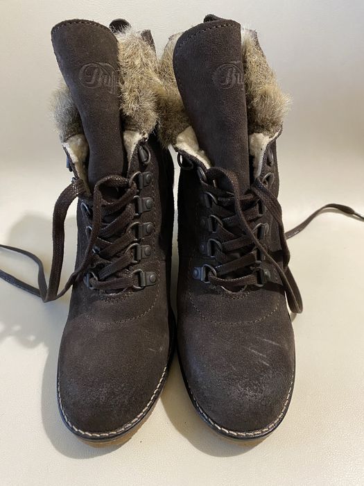 Botas de inverno novas, ainda por usar, da Buffalo London em camurça castanha com um forro de pele sintética e um salto cunha. Tamanho 39