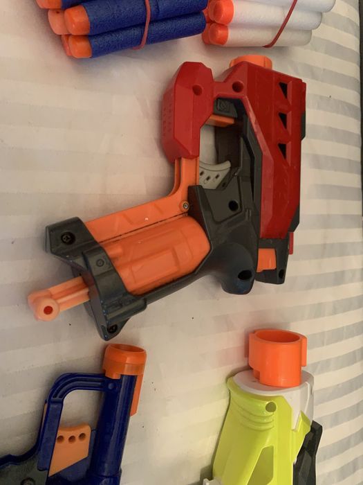 Trzy sztuki pistoletów Nerf plus 40 strzałek