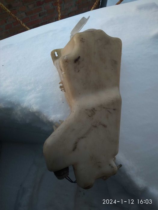 Бачок омивача Мазда 323 BF з моторчиком