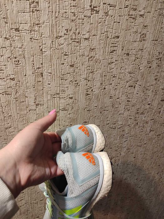 Кросівки adidas .