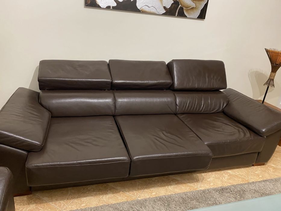 Dois Sofás de cabedal