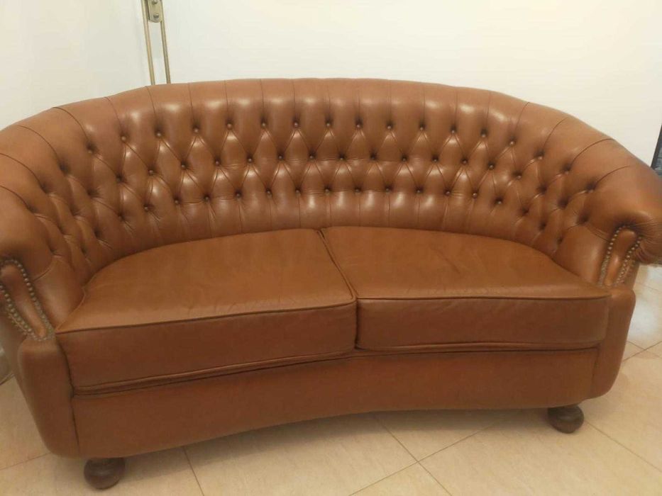 Sofá em pele castanho em muito bom estado