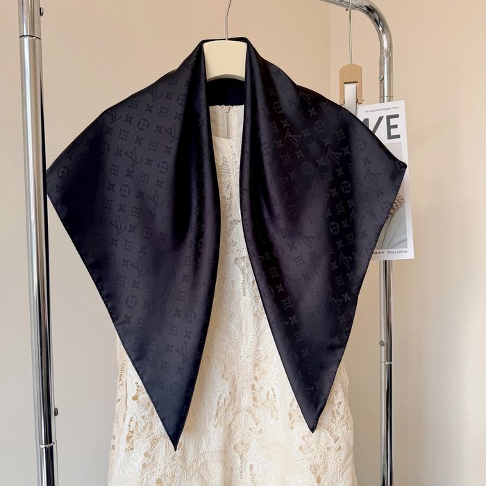 Czarna apaszka lv 90x90 silk nowa