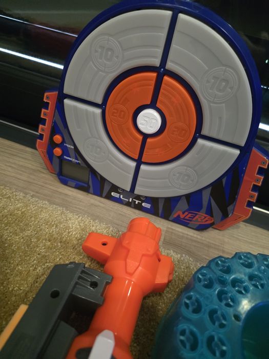 Vários acessórios e pistolas nervoso em excelente estado