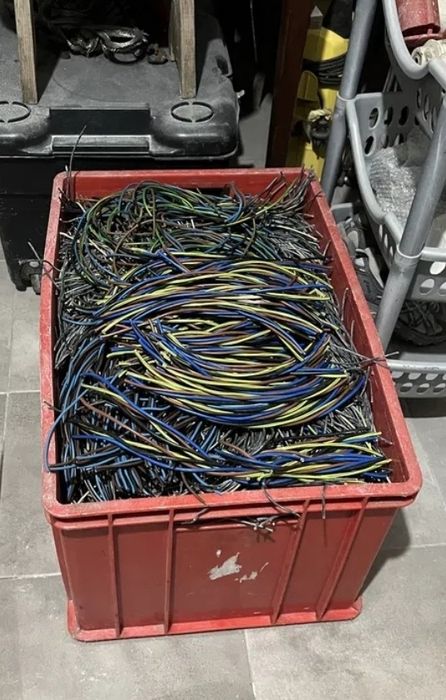 Compro sobras de eletricista457924859512104960