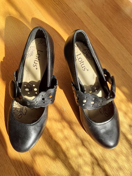 Buty 38 na obcasie skórzane