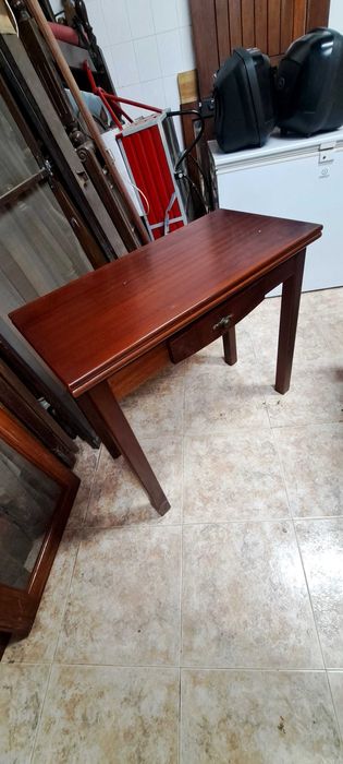 Mesa quadrada em madeira