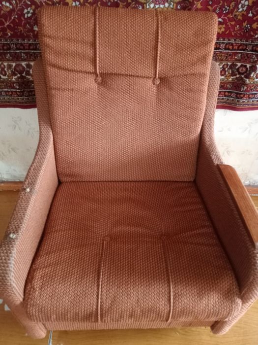Старіше м'яке крісло коричневого кольору, яке не розкладається