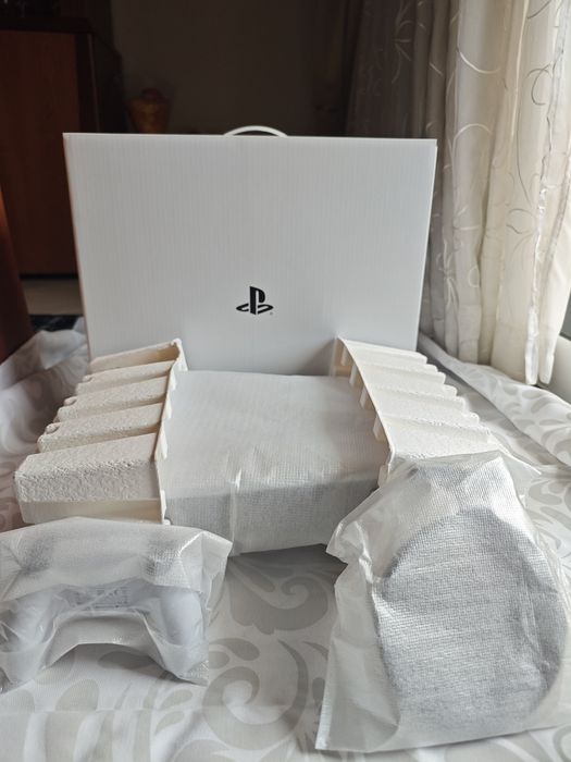 PS5 (Versão Disco) 825GB – Como Nova + Caixa Original