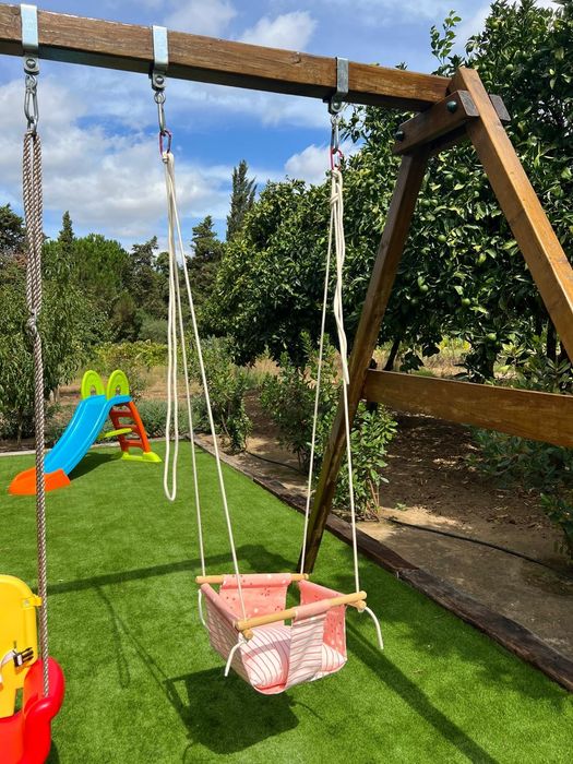 Baloiço para bebé em rosa e madeira natural