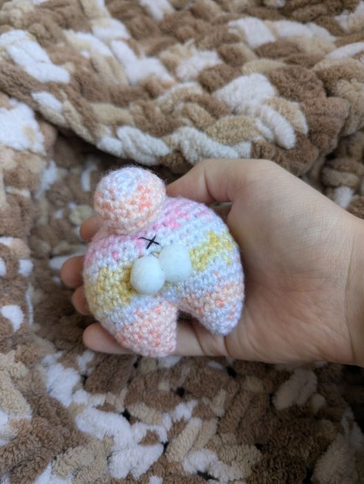 В'язаний брелок "Дупця кролика"