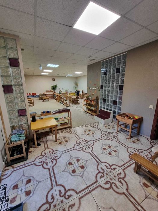 Комерційне приміщення в сучасному багатоповерховому будинку