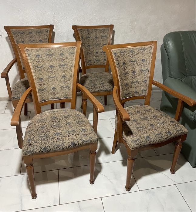 Стілець в наявності 4 штуки