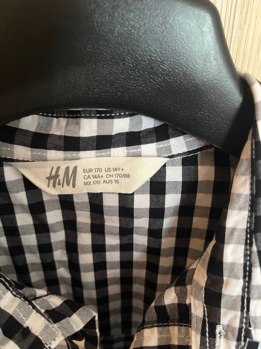 Vendo camisa preta e branca