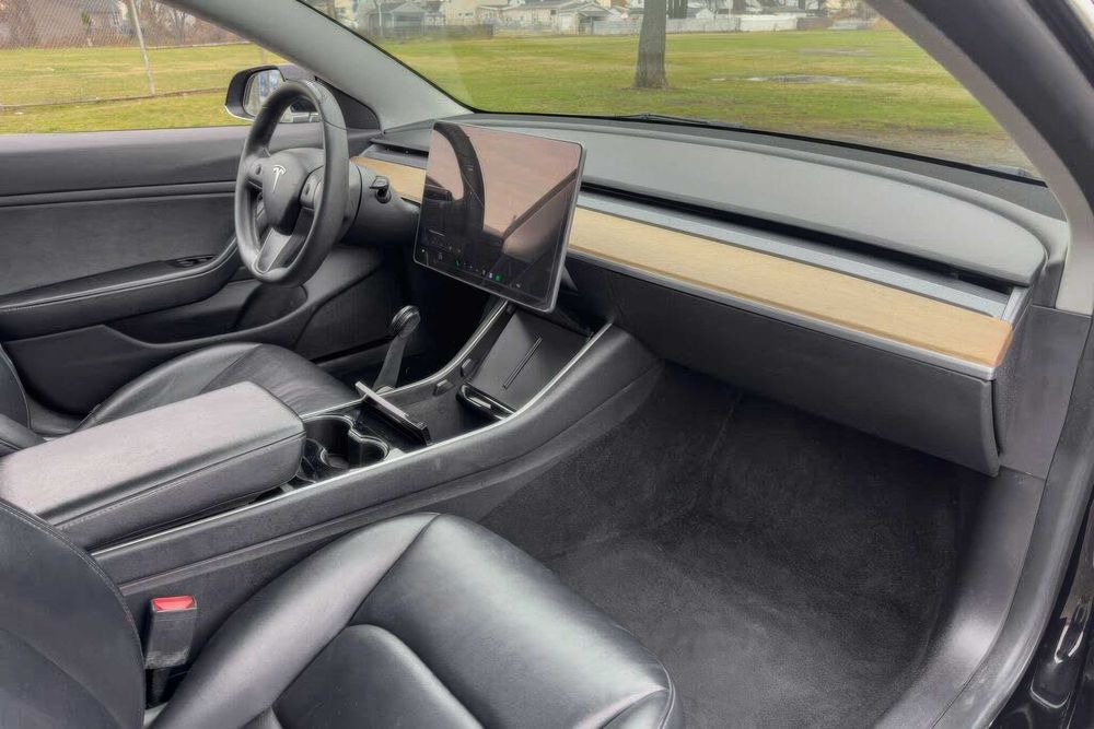 Tesla Model 3      2023