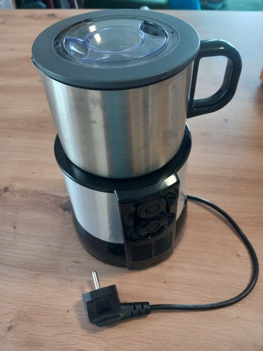 Elektryczny indukcyjny spieniacz do mleka SEVERIN